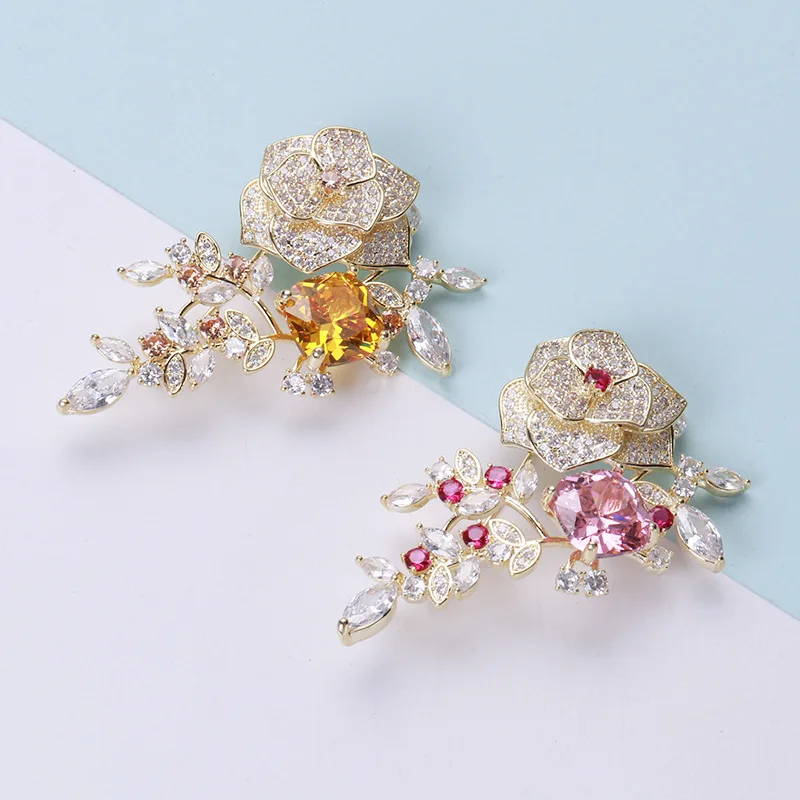 

Luxury Sparkling Full Crystal Camellia Brooch Ladies Elegant Party Banquet Dress Accessories Brooch Temperament Dress Corsage