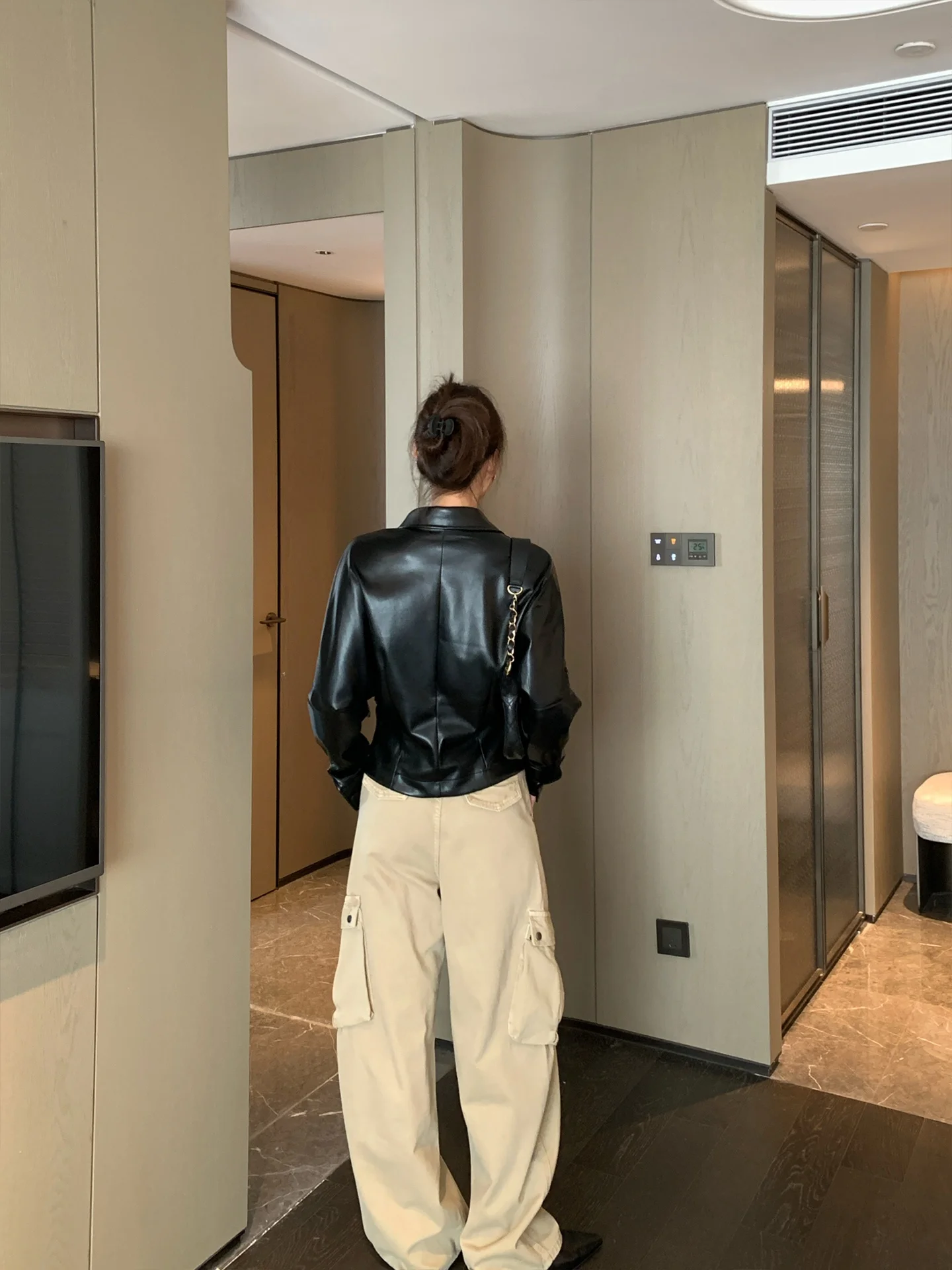 GV Big Brother Ele Preppy V-ne PU Leather irt Women's Versatile Design Sense Top Long Sve Zipper Closure Regular L...