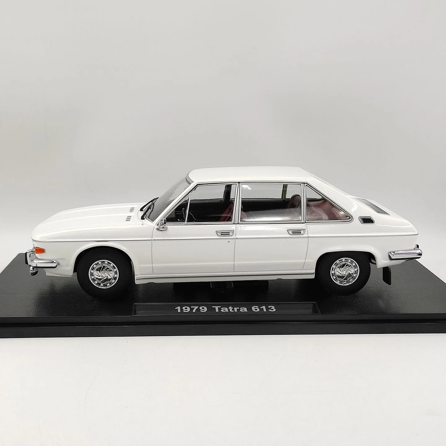 Diecast TEIPLE 9 1:18 Scale 1979 Tatra 613 alloy car model