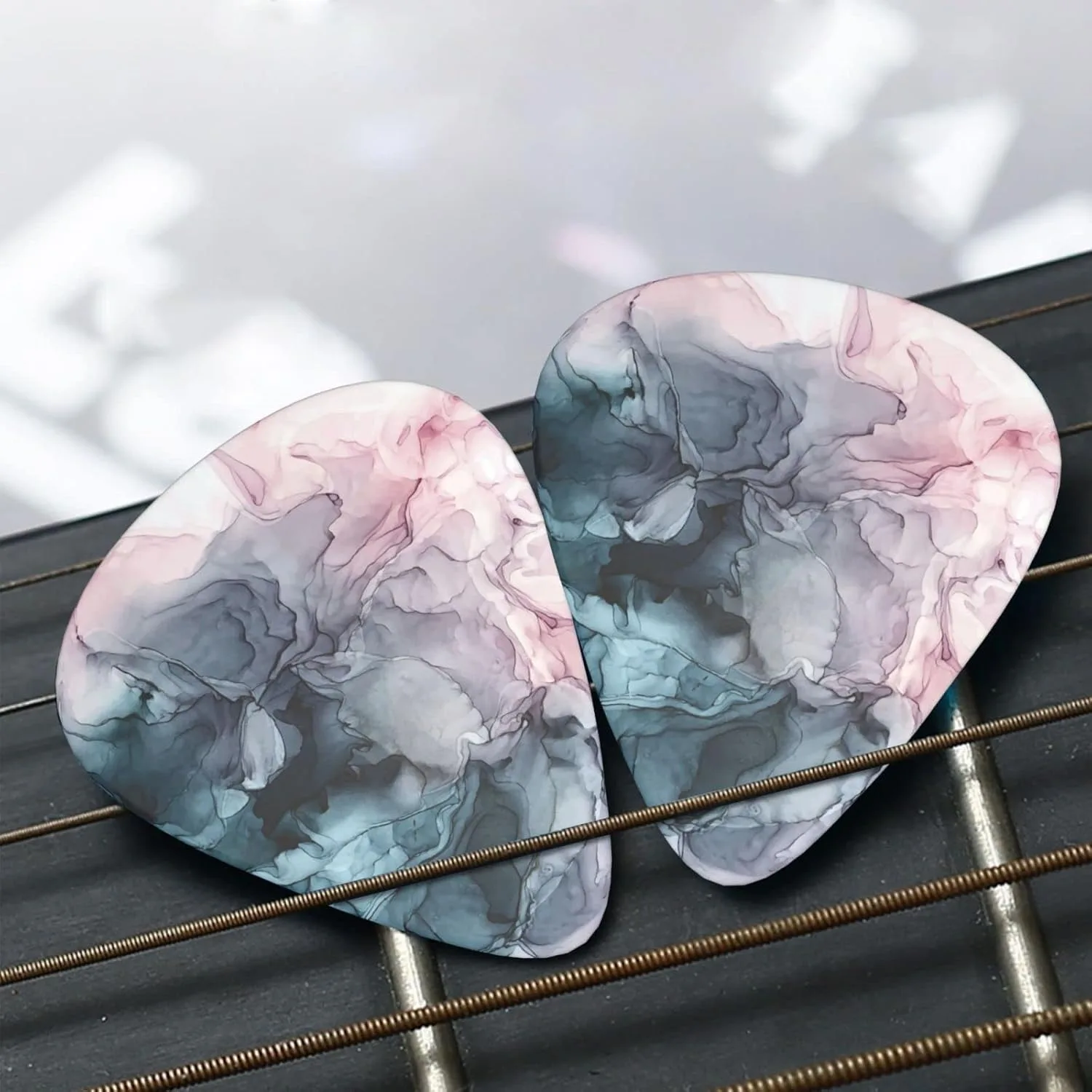 أعواد جيتار جديدة مقاس 0.71/1.0 مم مكونة من 12 قطعة - مادة ABS ممتازة مع لمسة نهائية ناعمة وطباعة ملونة على الوجهين، تتضمن صندوق تخزين PP