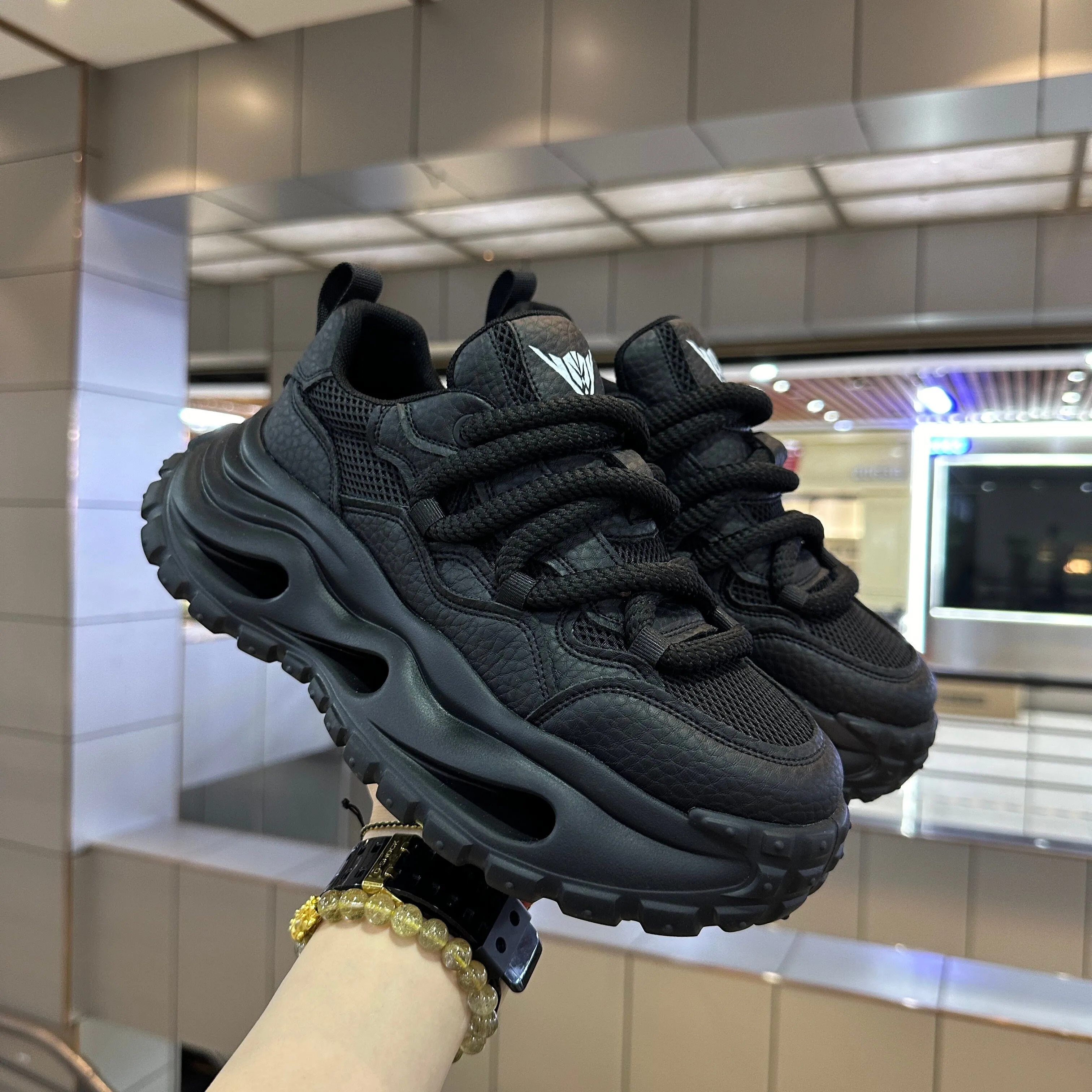 Herren-Sneaker mit dicker Sohle und perforiertem Design, mit dicken Seilschnürsen, Obermaterial aus Mesh-Gewebe und genarbter Textur für Atmungsaktivität und Komfort, dicke Sohle zur Erhöhung der Körpergröße, rutschfestes und verschleißfestes Design mit grobem Zahnmustermuster, trendiger Street-Style, geeignet für verschiedene Alltagstouren, Einkäufe und andere Anlässe. – Detail 6