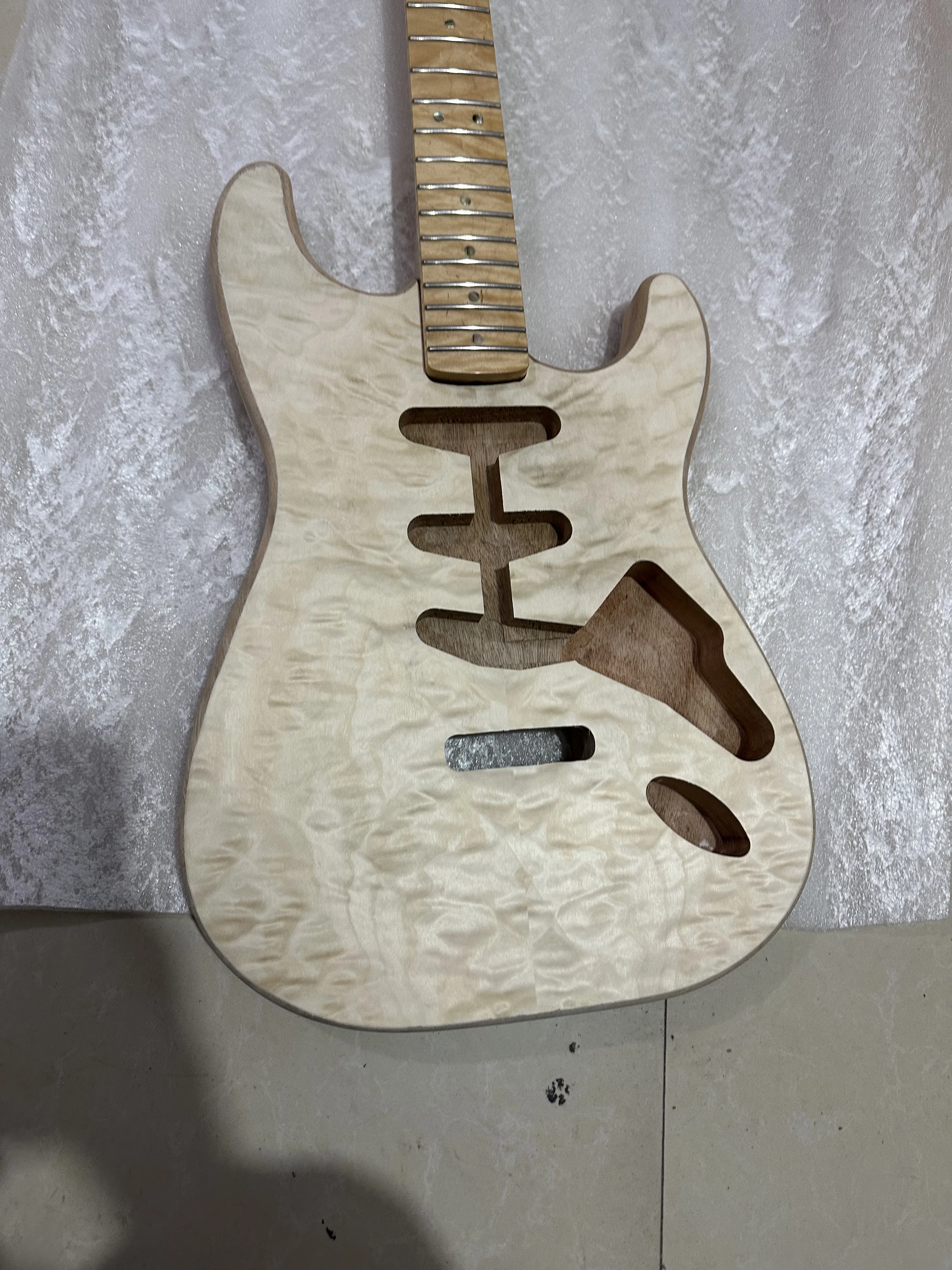 Piezas del kit de guitarra eléctrica de arce, chapa de arce, mástil y cuerpo, chapa de arce flameado de madera de caoba de 1 pieza, ST, alto nivel, más nuevo