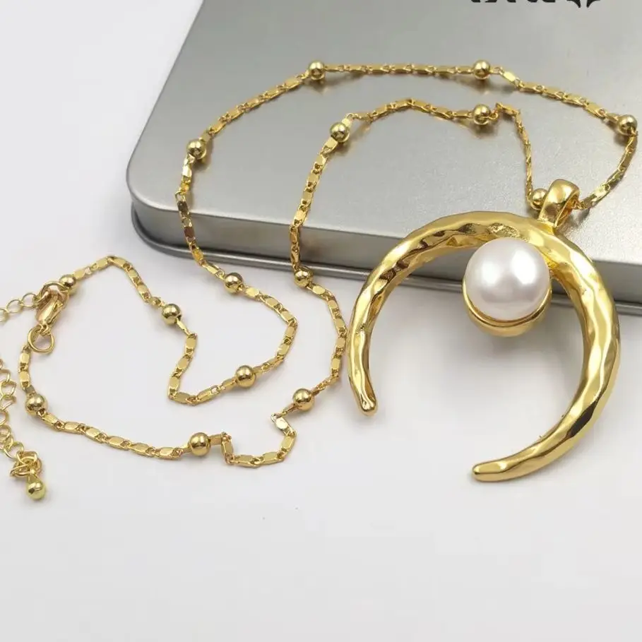 

WT-JN079 Pearl Necklace Crescent Shape Full Gold Pendant With Charm Women Fashion Decorative Freshwater Pearl Jewelry