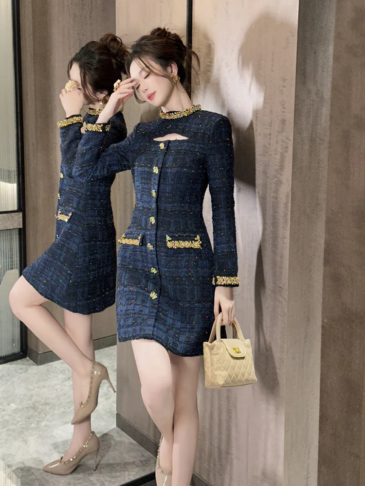 Nowa wiosenna odzież dla kobiet, mały pachnący styl, wycięta jednorzędowa sukienka o linii A z koralikami w talii