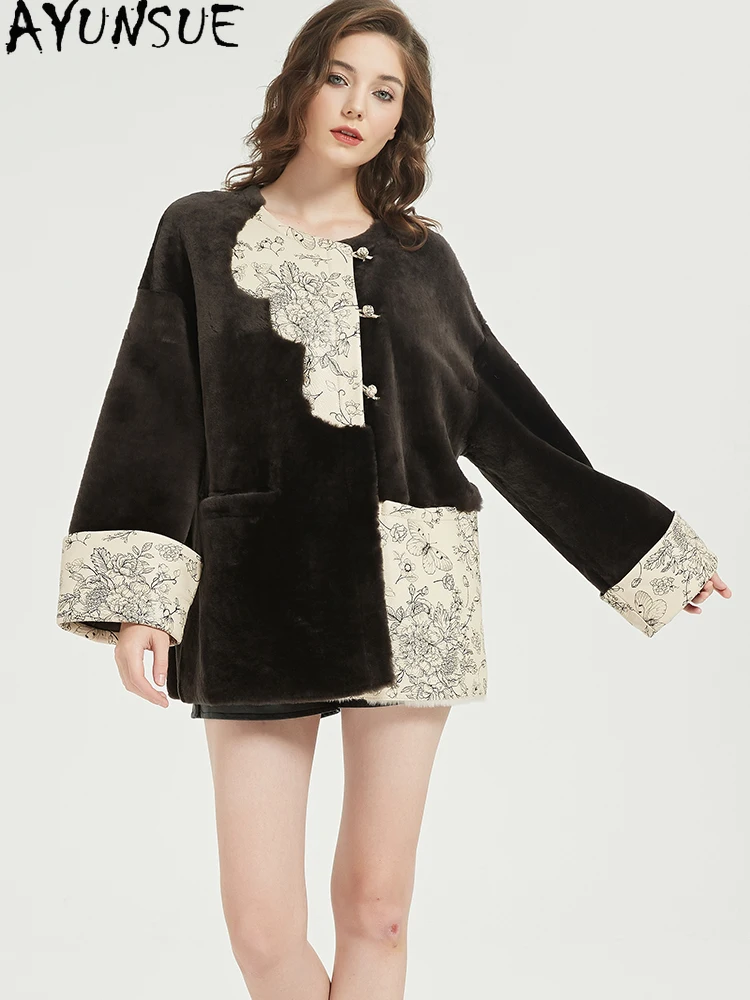 معطف فرو من جلد الغنم الطبيعي من AYUNSUE ملابس شتوية للنساء ملابس خروج متوسطة الطول سترة من الجلد الطبيعي معاطف نسائية عتيقة 2025