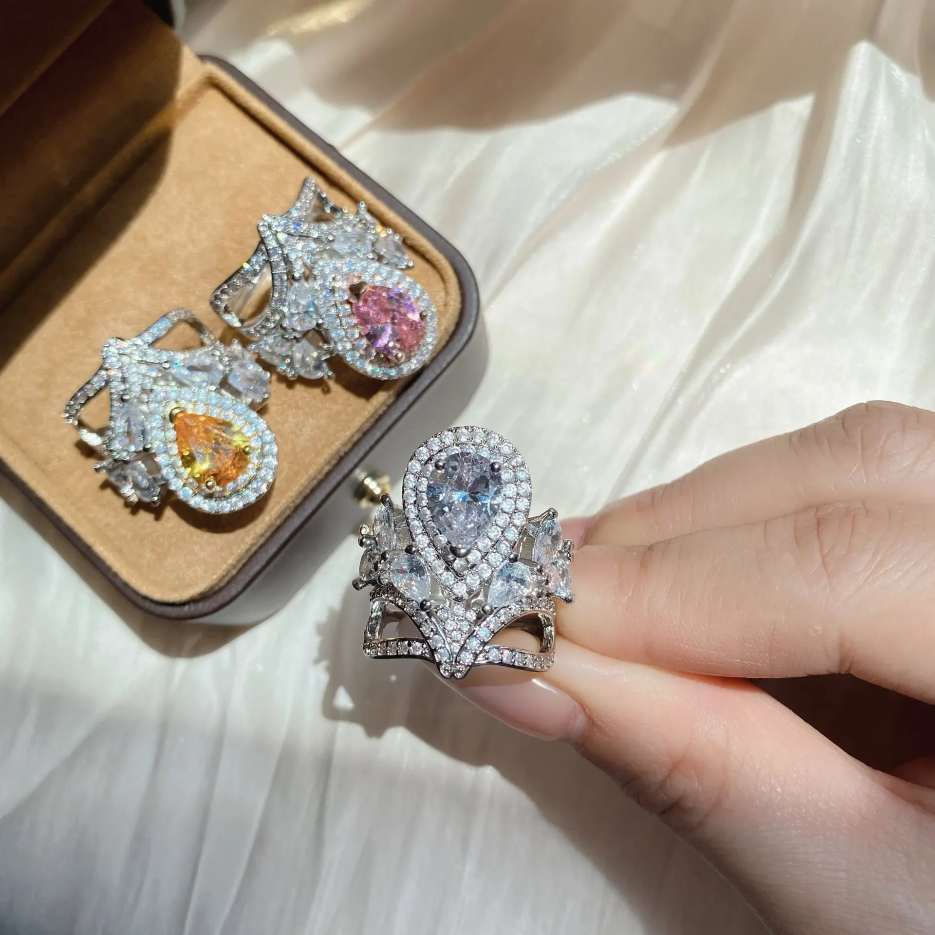 

MDLTrendy fashion Europe and the United States temperament inlaid full of diamonds ring senior sense of the crown