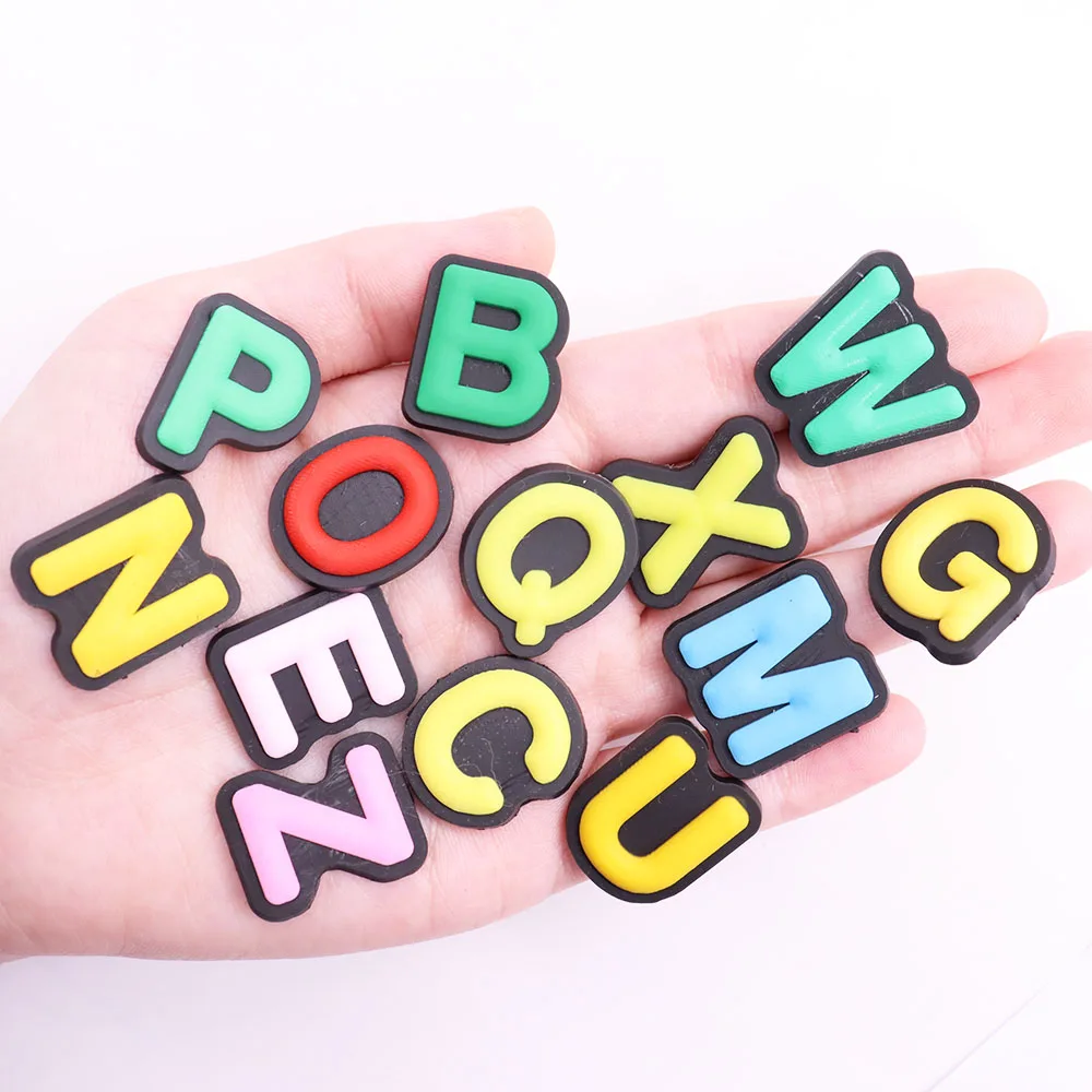 뜨거운 판매 1pcs 신발 매력 다채로운 26 영어 문자 PVC 정원 신발 버클 장식 액세서리 어린이 X-max 선물