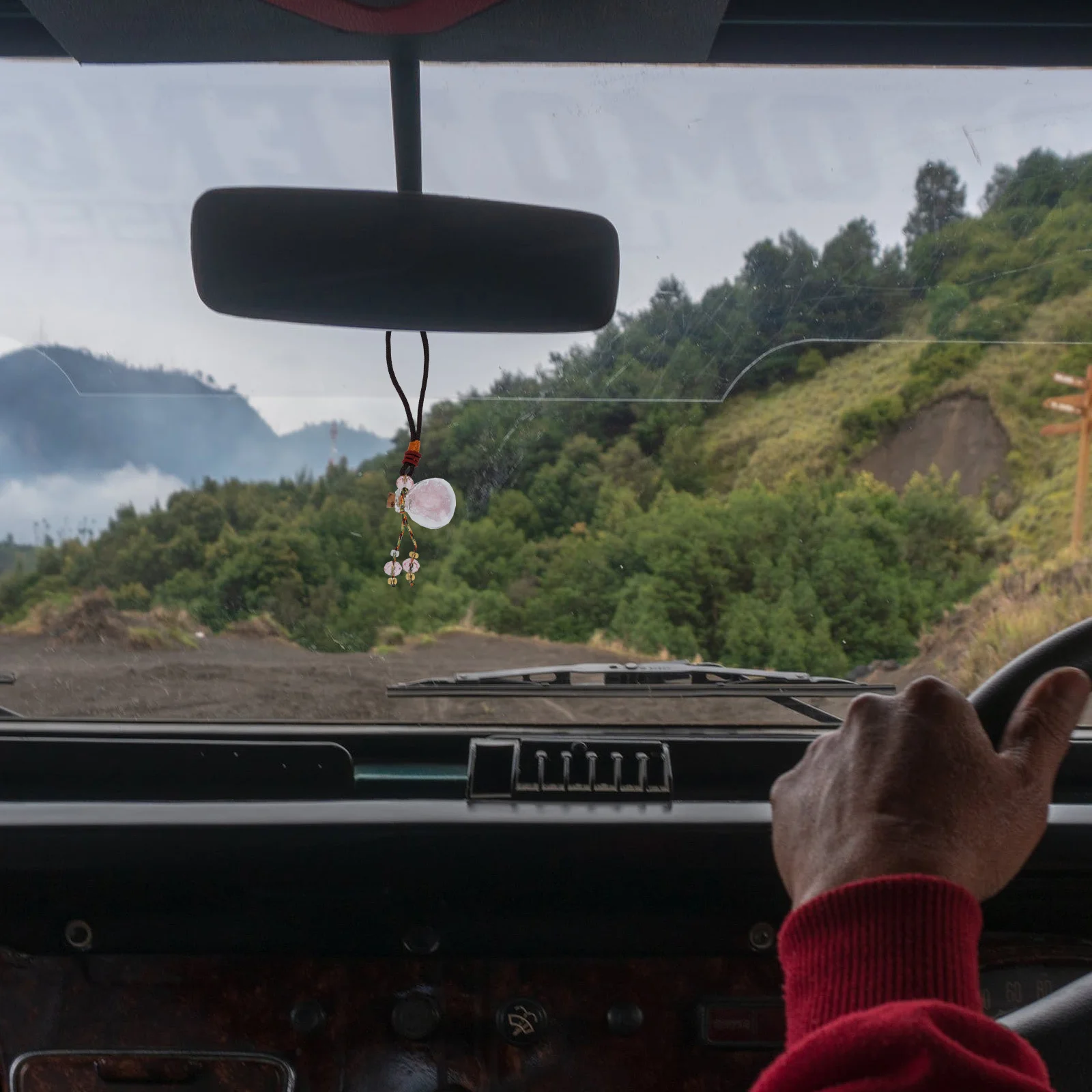 

1Pcs Rose Quartz Glass Pendant Car Hanging Perfume Bottle Decoration Air Purifier Essential Oil Diffuser Rearview Mirror