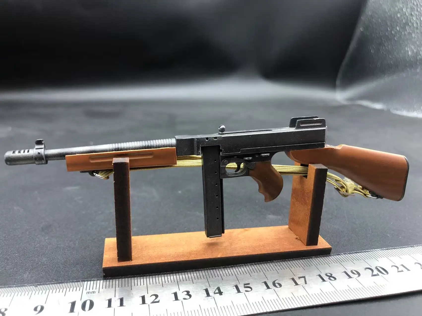 Pistola mitragliatrice Thompson in plastica in scala 176 Modello della Seconda Guerra Mondiale Pistola giocattolo soldato dell'esercito americano per giocattolo Action Figure