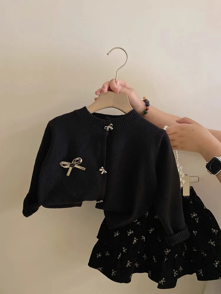 Kinder-Set im koreanischen Stil: Strickjacke & Rock – Schwarzes 2-teiliges Outfit mit Schleifendekoration für Mädchen, Frühling/Herbst, Casual – Detail 5