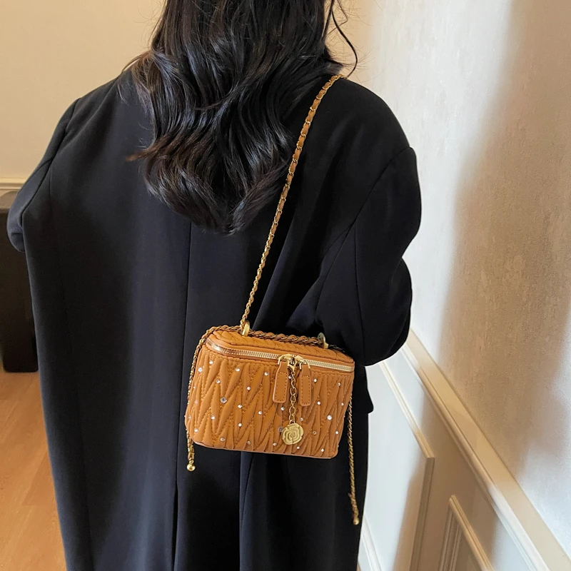 

Минималистичная элегантная сумка-мессенджер квадратной формы с большим внутренним отделением, предназначенная в качестве универсальной и стильной женской сумки для подгузников.