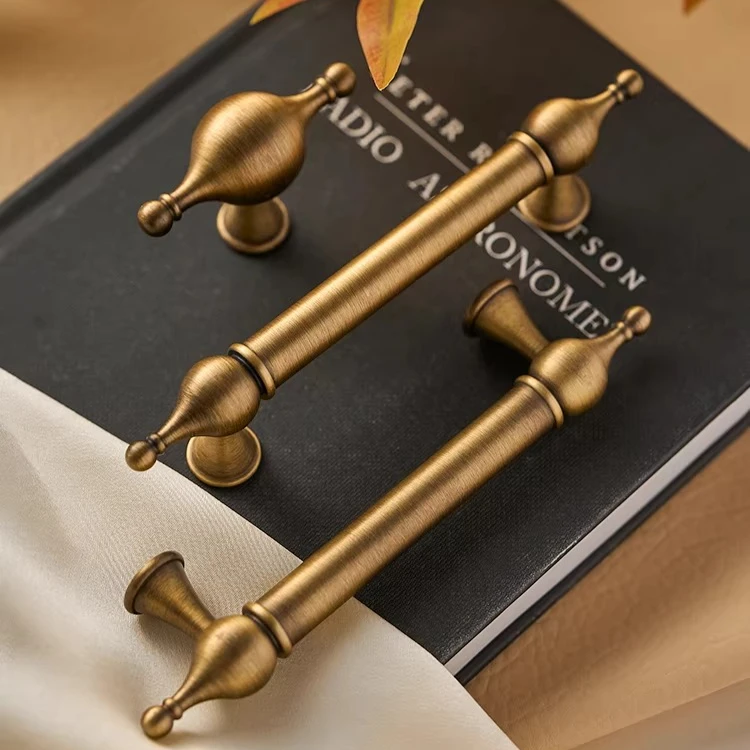 Retro Furnitur Handle Brass Wardrobe Door Drawer Bronze Cabinet Handles French Vintage High-end Cabinet Door Knob and Handle