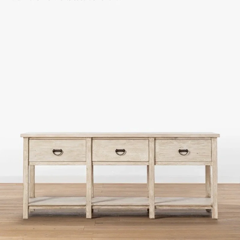 غرفة المعيشة ذات الخزانة الجانبية القديمة الأمريكية على الحائط مقابل مكتب المدخل الفرنسي للتخزين المنزلي