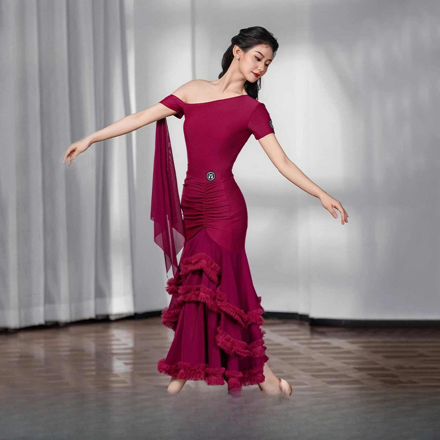 

Платье для латинских танцев в Великобритании, женский эфирный топ с открытыми плечами и расклешенной кружевной юбкой по подолу для современного бального выступления