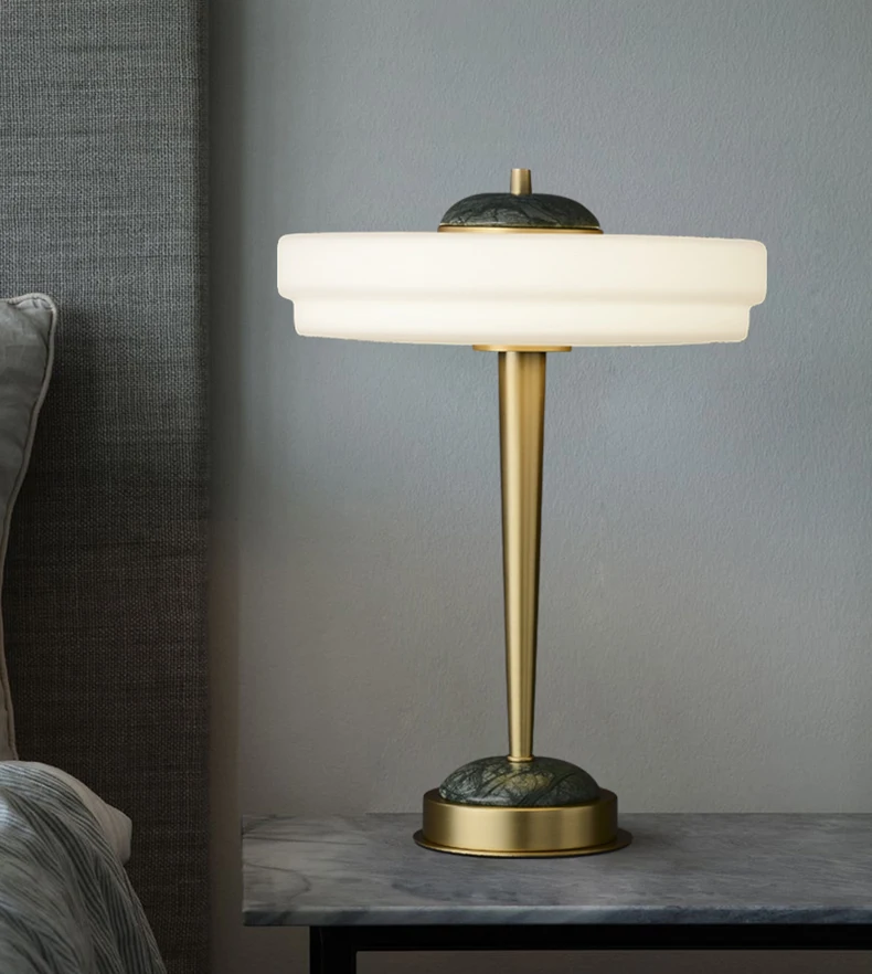 Lampe de table moderne du milieu du siècle, corps en aluminium, verre et cuivre, bureau de lecture avec design Art déco pour hôtels et études