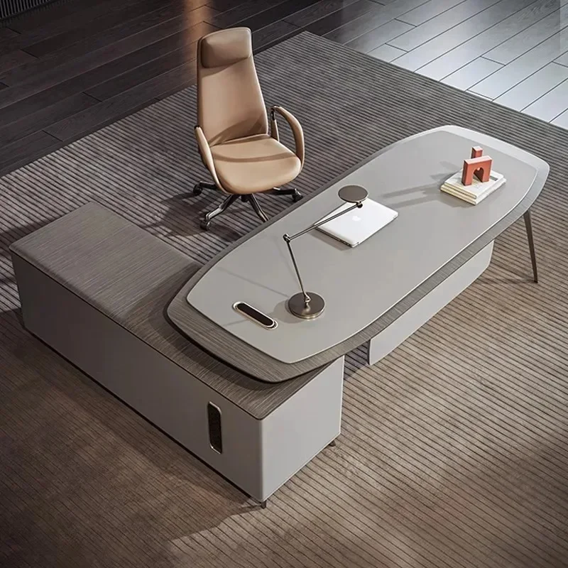 

Офис начальника простой и современный. Менеджер имеет большой офисный стол и офис председателя имеет комбинацию.