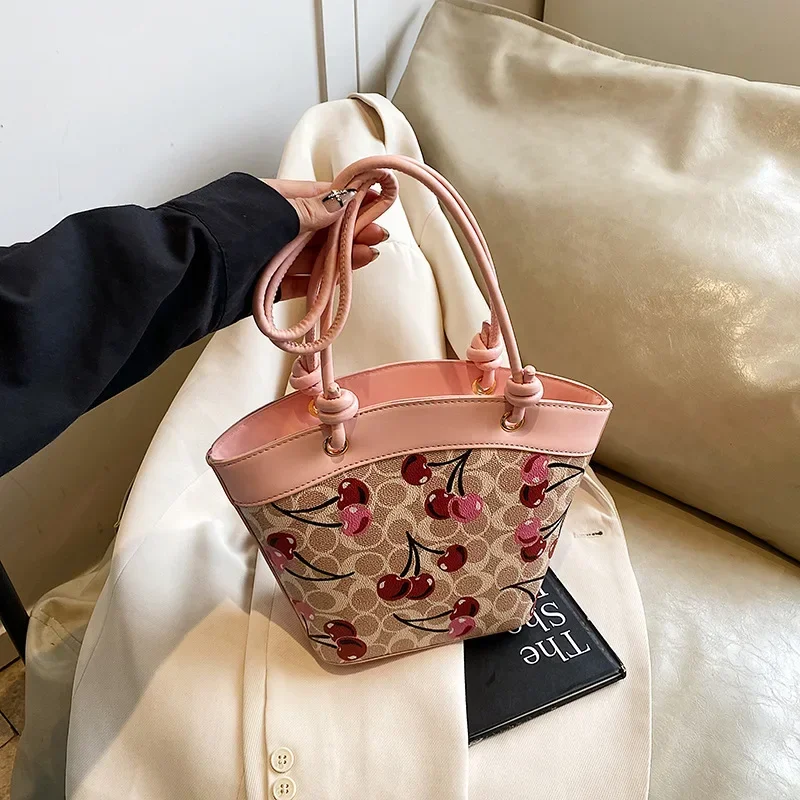 

2026 New A New Luxury Brand Design Creates A Personalized, Casual and Versatile Women's Shoulder Crossbody Bag