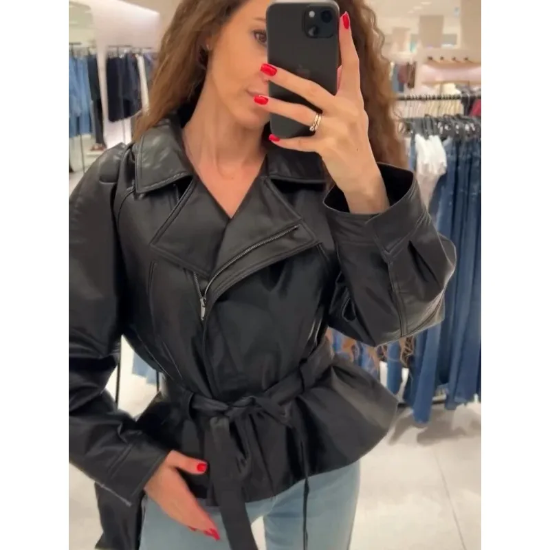 Casaco trench curto de couro preto casual e moderno, roupas novas e na moda.