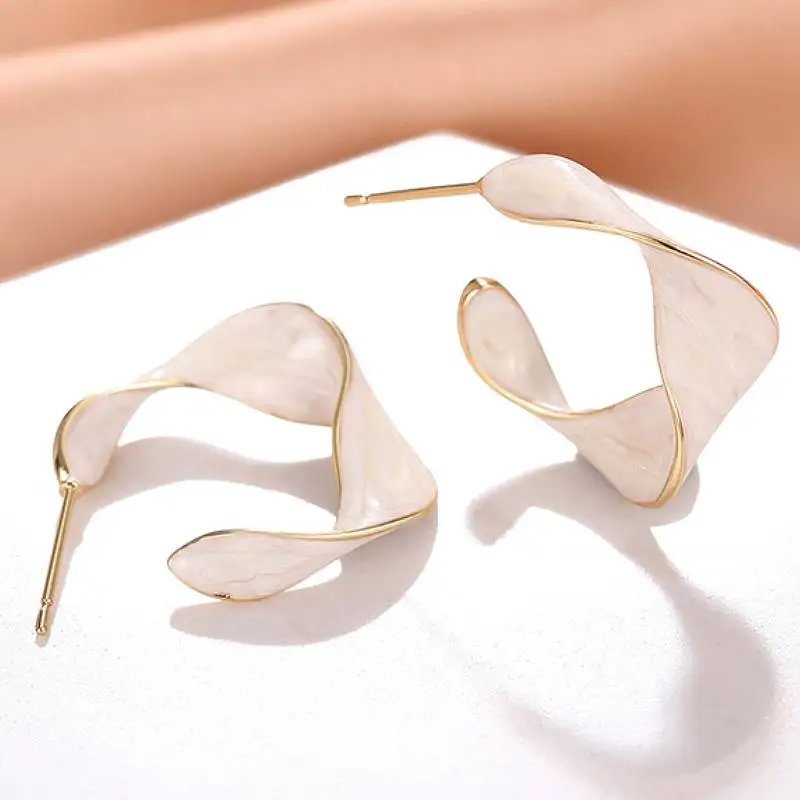 Huitan Charmante Damen-Creolen in Goldfarbe mit gedrehtem Design für Partys und Verlobungen, elegante Damen-Accessoires, trendiger Metallschmuck