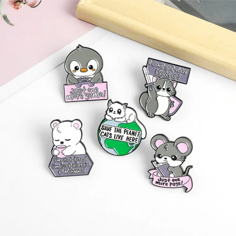 Alfileres personalizados gato rata pingüino mapache oso broches camisa solapa insignia bolsa divertido lindo joyería regalo para niños animales citas esmalte