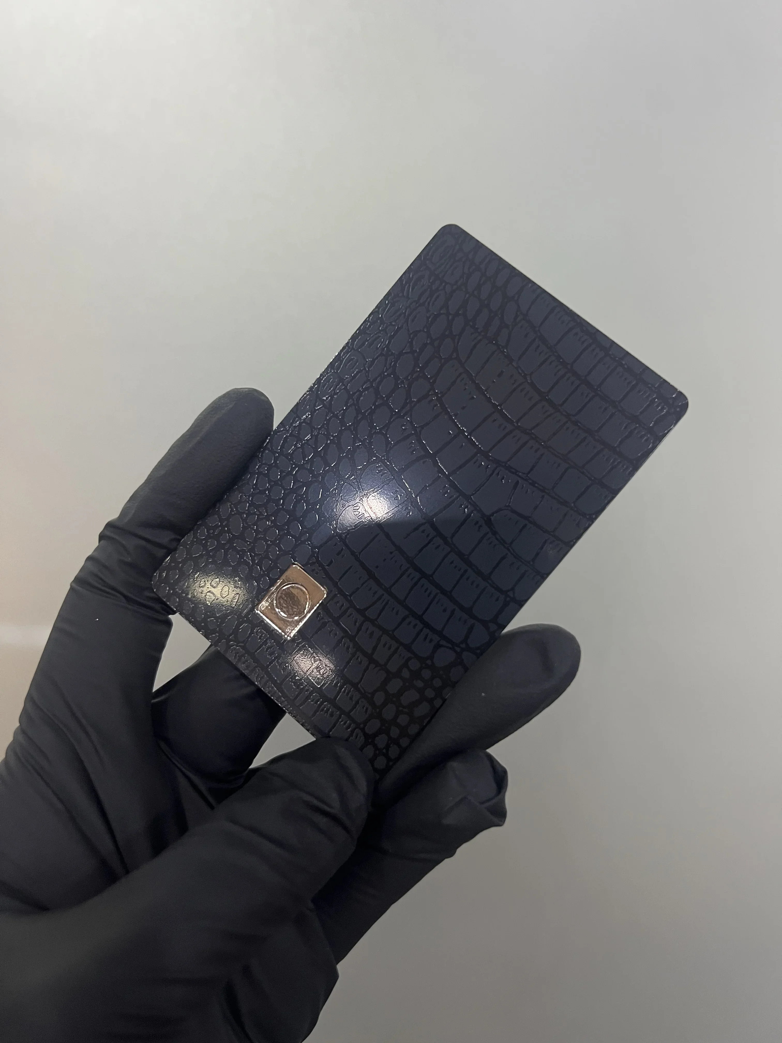 بطاقة عمل ذكية مخصصة جديدة من الجلد المقاوم للصدأ بطاقات عمل معدنية سوداء مع فتحة رقاقة