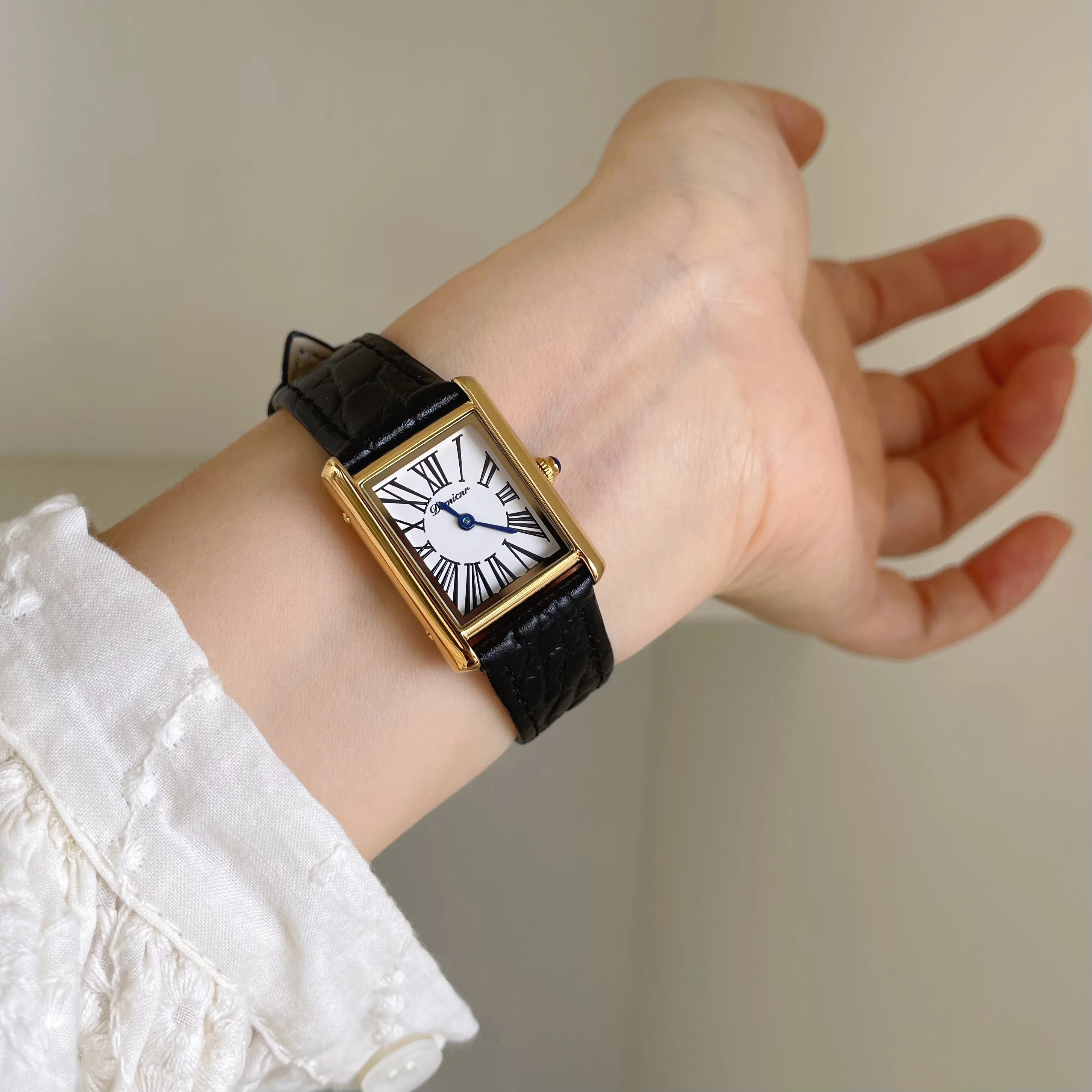 Elegante orologio da polso da donna classico in pelle, stile lussuoso e sofisticato, un orologio da donna di fascia alta, un regalo per le donne.