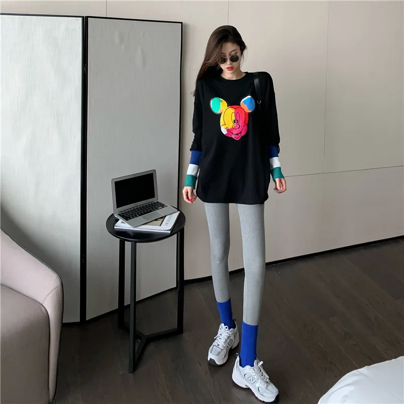 تي شيرت أبيض فضفاض بأكمام ميكي مرقع قميص أساسي بأكمام طويلة للنساء للخريف والشتاء