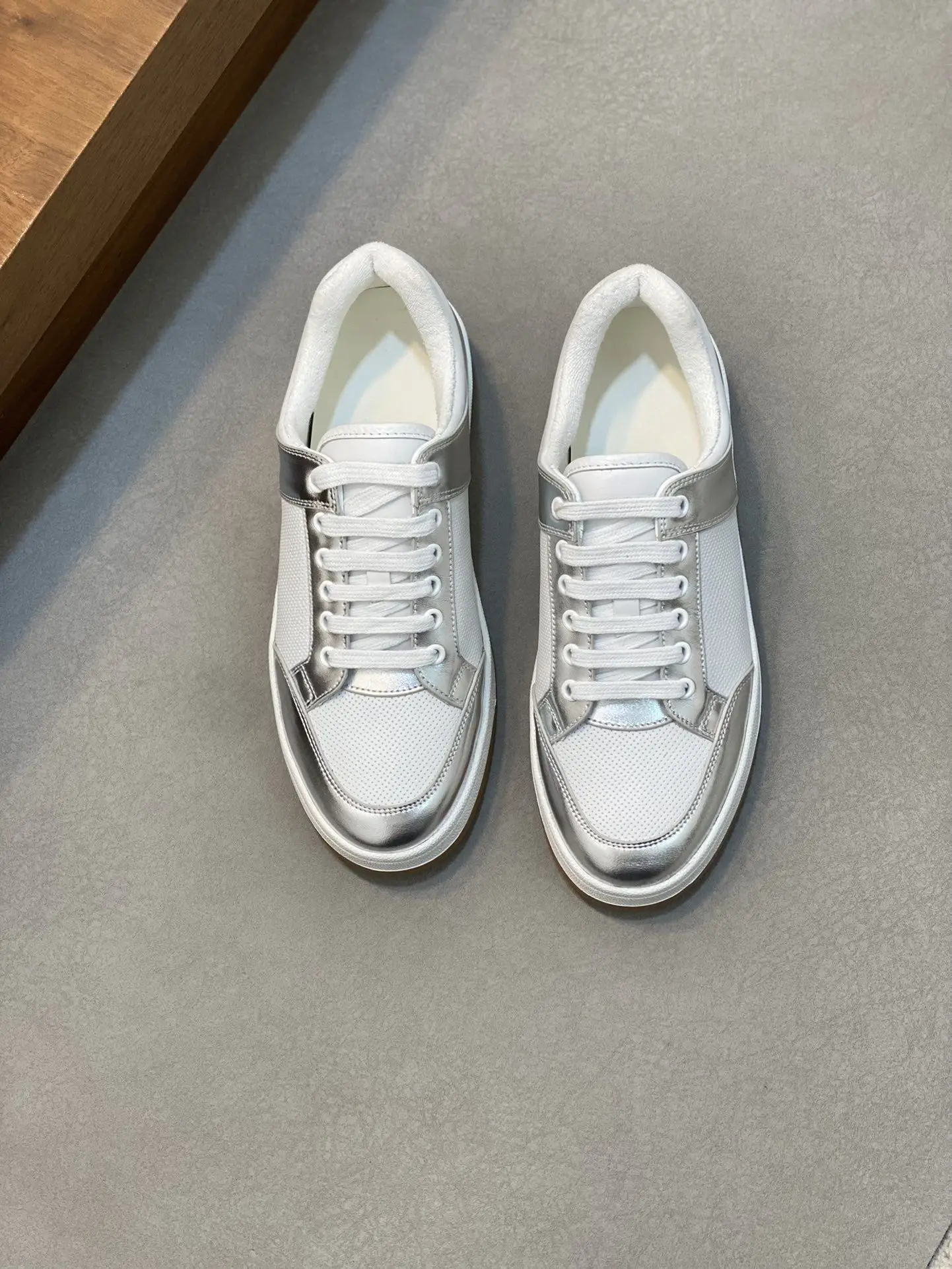 Unisex White Silver Color Block Perforated Mesh Fleece Lined Low Top Sneakers Metallic Trim Patchwork Casual Shoes Flat Warm Winter Skate Footwear for Men Women