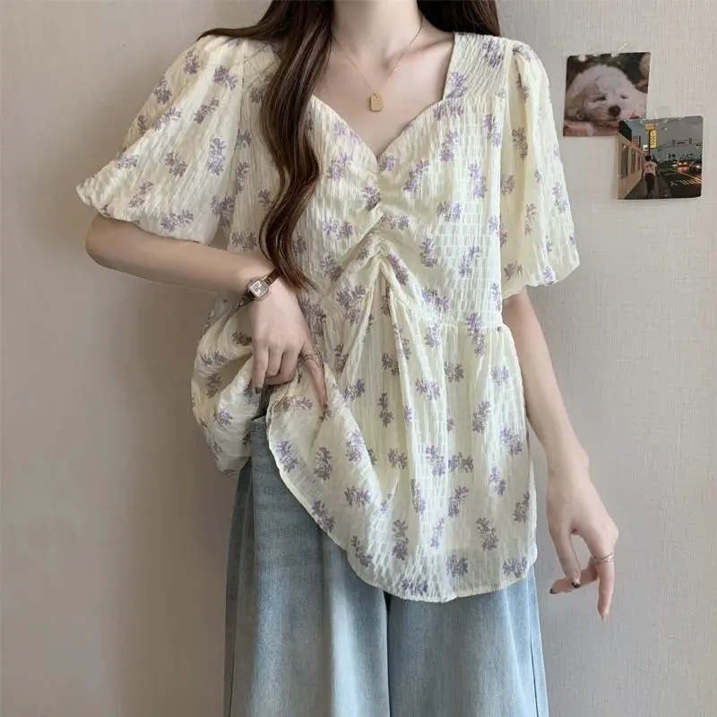 

2026 Women's Summer Loose Floral V-neck Short Sleeved Shirt with Slimming Design and Bubble Sleeves Top