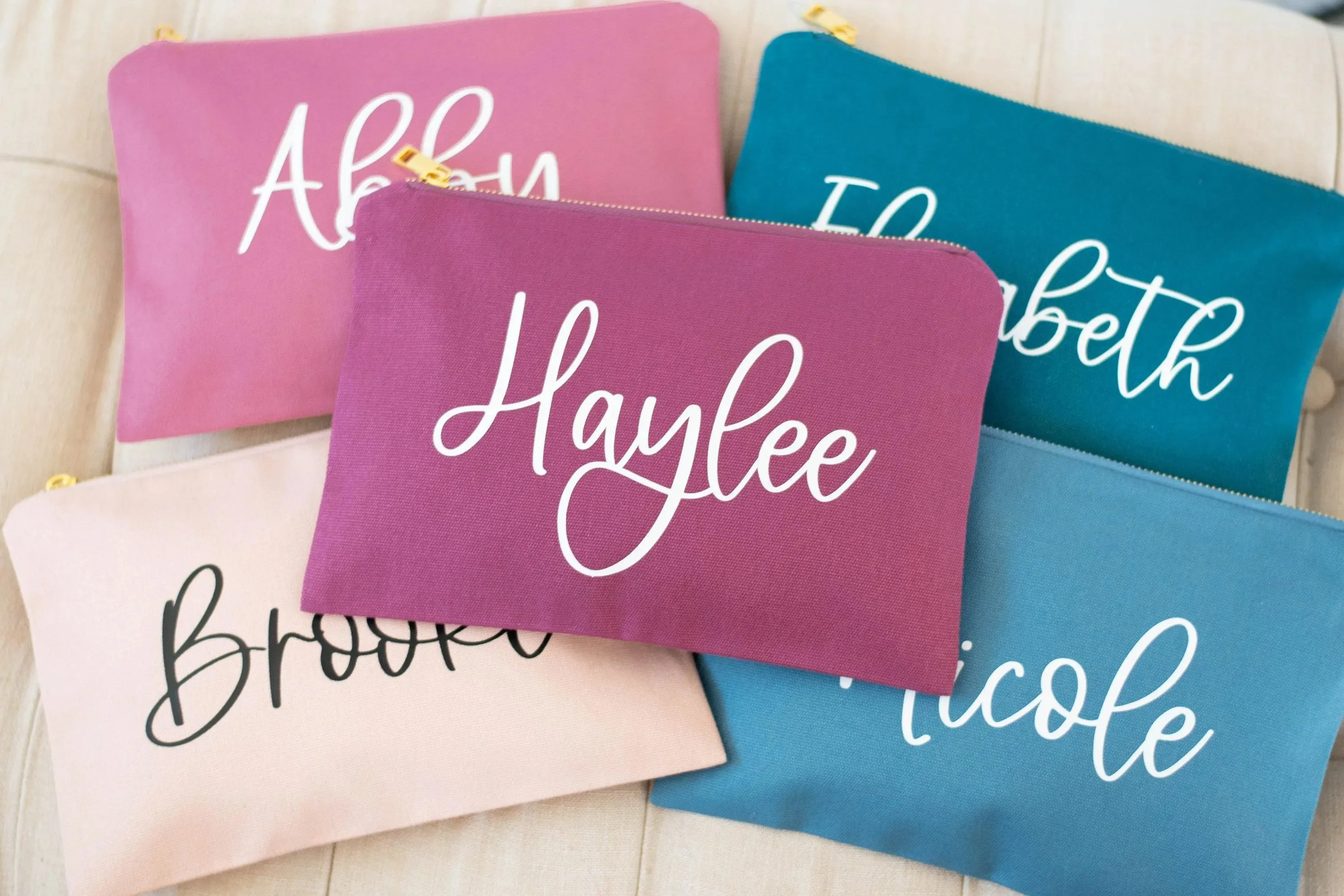 Trousse de maquillage personnalisée avec texte de couleur personnalisé, sac à cosmétiques minimaliste de couleur unie, cadeau pour adolescentes, femme, petite amie, demoiselle d'honneur