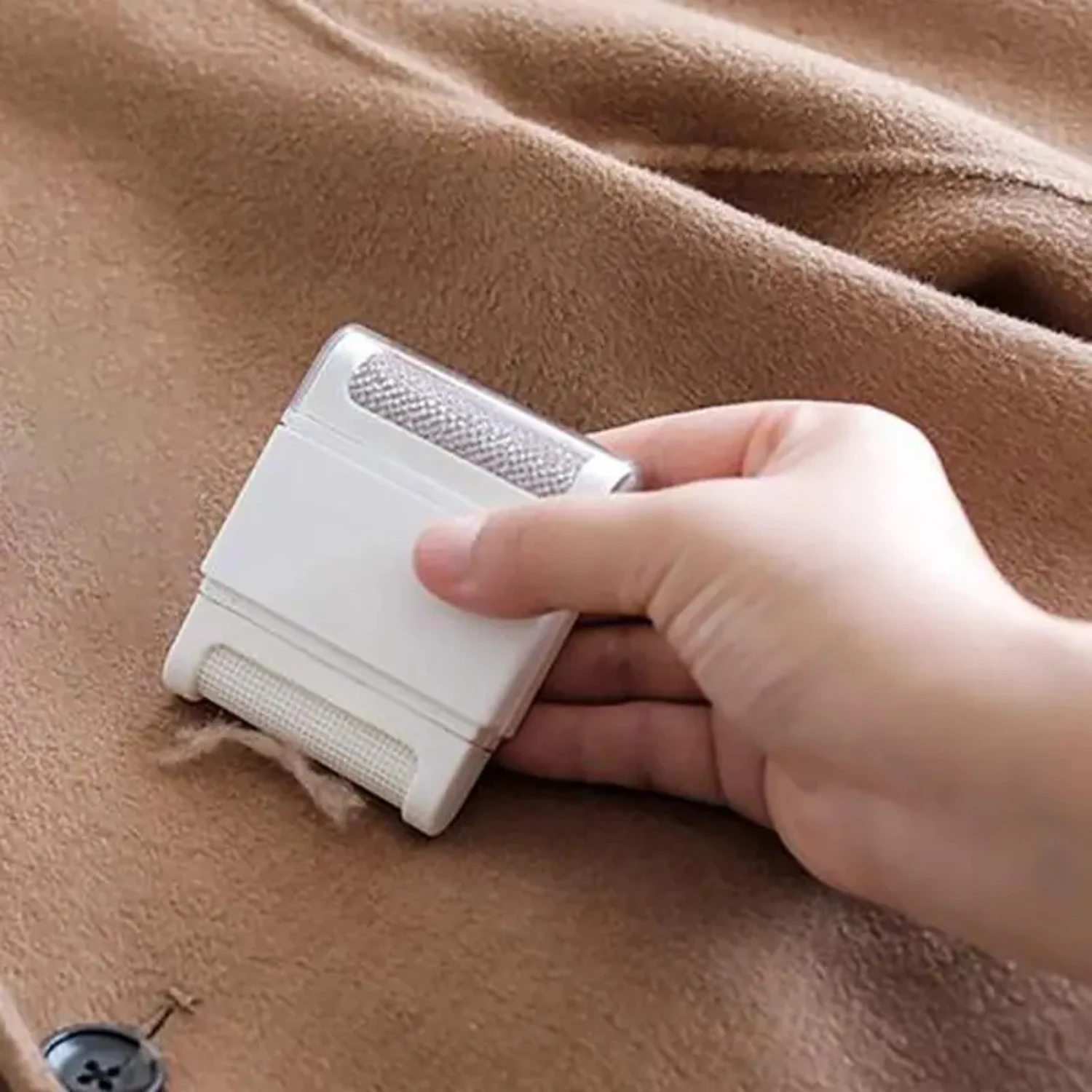 Мини-белая портативная роликовая щетка для ворса для чистки свитера и пальто