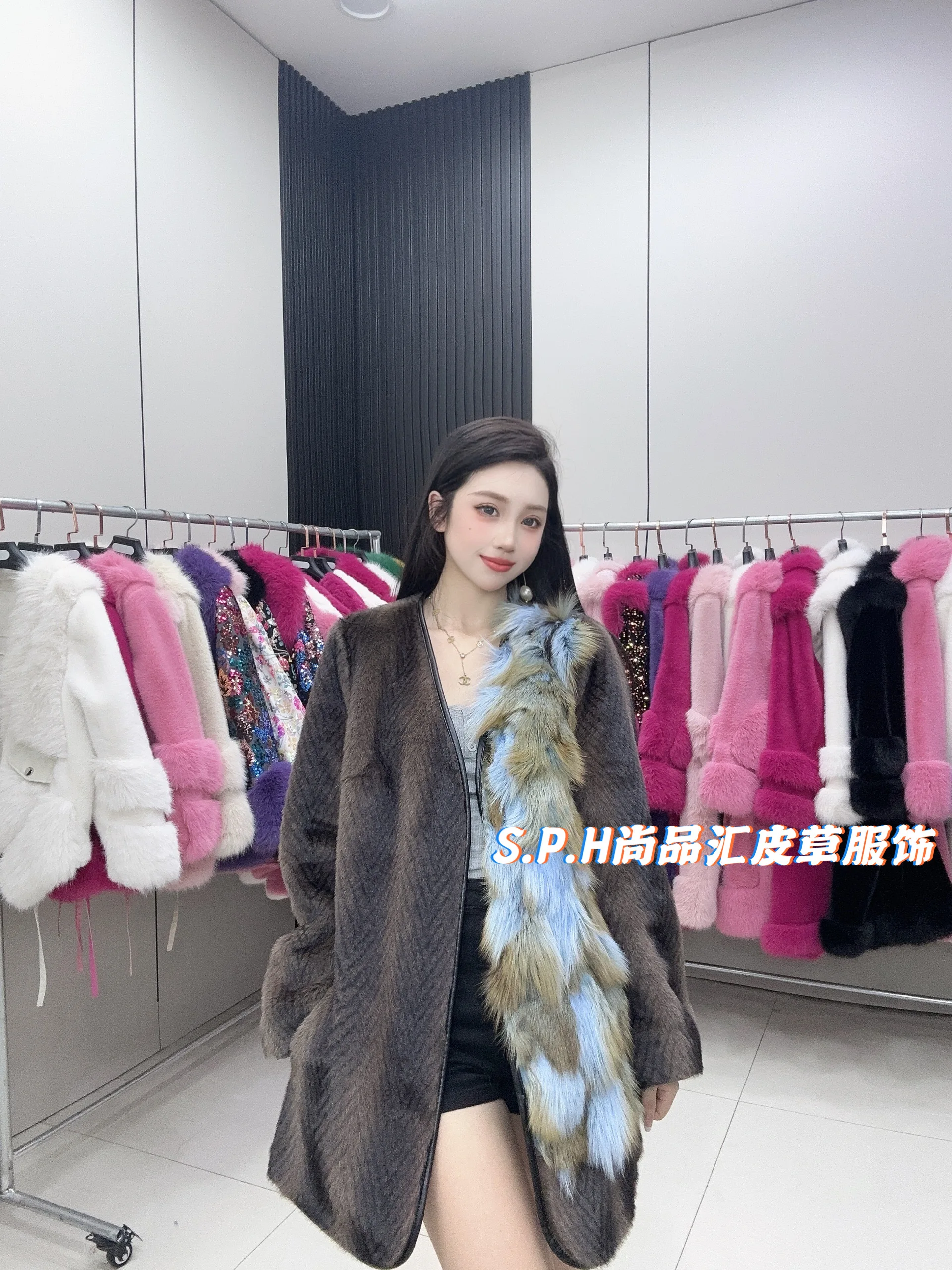 2024 New Whole Fur Fox Fur Collar Splicing European Mink Belt Coat V Neck Long Sleeve Winter Coat Women\'s Noble Faux Fur Coat