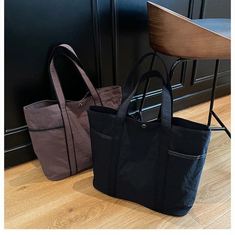 

High-End Ladies Messenger Bag Made Of Quality Leather Boasting Fashionable Elegant Style And Trendy Design By