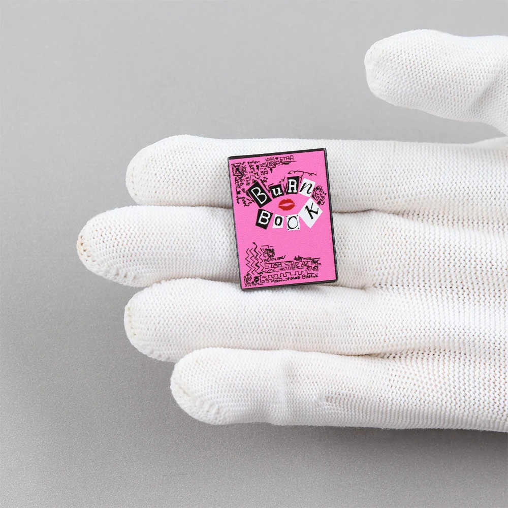Película creativa periférica labio rojo insignias para cuaderno Mean Girls Burn Book broche personalizado Rebellious moda esmalte Pin regalo