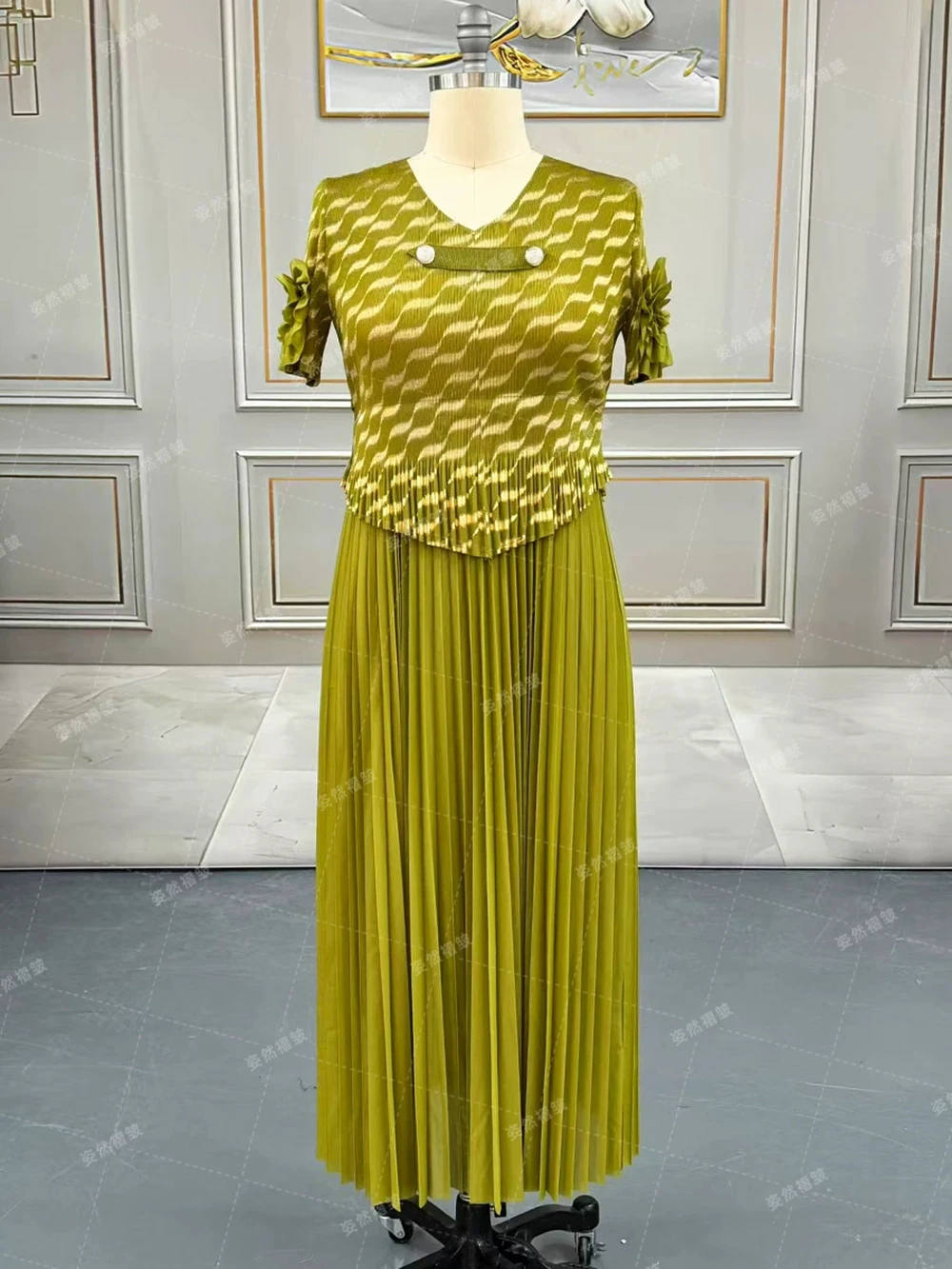 

Plus size women's pleated dress with gold foil fake two-piece pleated skirt light mature style waist long skirt-GZXX1002