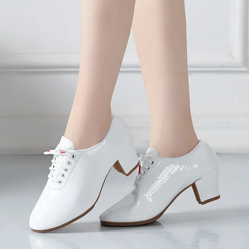 Sapatos de dança de sola macia padrão para mulheres, sapatos de dança modernos, couro branco feminino, saltos quadrados