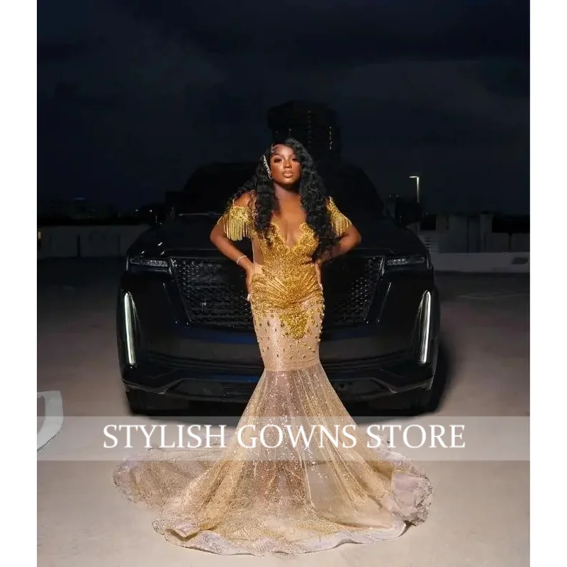 Elegancka złota aplikacja, sukienka na studniówkę z frędzlami, błyszcząca, bez ramiączek, zdobiona koralikami, prześwitująca, szyta na miarę sukienka na specjalną okazję.