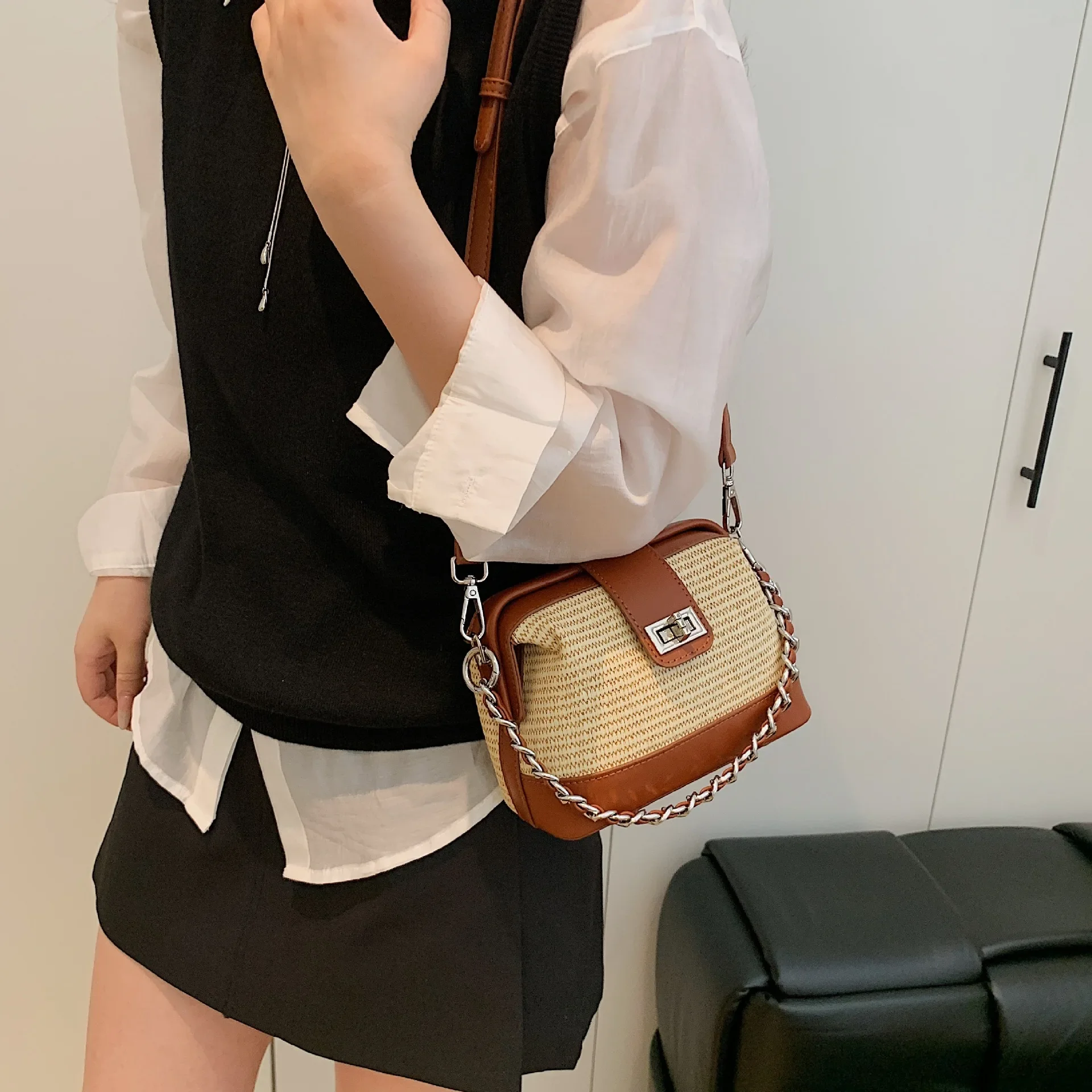 

2025 New Euro-American Summer Niche Contrast Color Chain Bag - Simple Fashion Lock Doctor Handbag Messenger Style