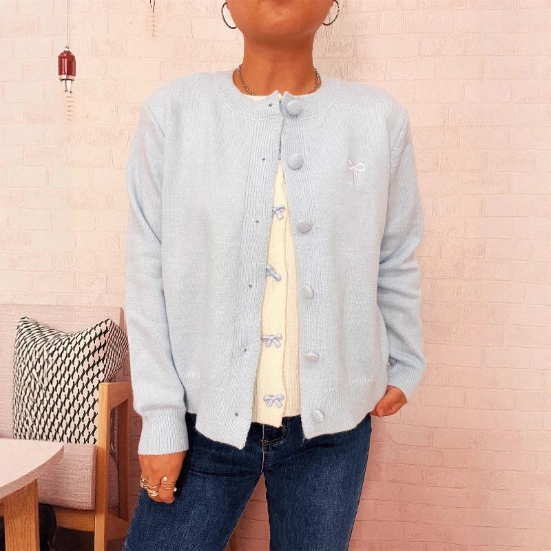 Nowa kolekcja jesień/zima 2025: Dwuczęściowy sweter damski z dzianiny, z haftem w motyle, zapinany na guziki, idealny na dojazdy do pracy i wakacje.