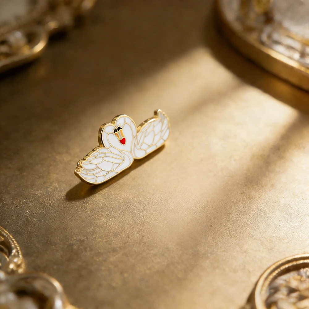 Romantische Paar-Schwan-Herz-Form Emaille-Brosche, Goldumrandete Zwillingsschwäne mit Rotem Herz, Anstecknadel, Rucksack-Accessoire, Urlaubsgeschenk – Detail 10
