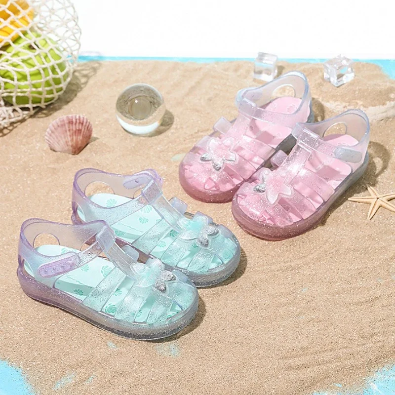 

Лето 2023, детские прозрачные сандалии для маленьких девочек, пляжная обувь для прогулок по воде, Нескользящая детская обувь с закрытым носком и мягкой подошвой с кристаллами