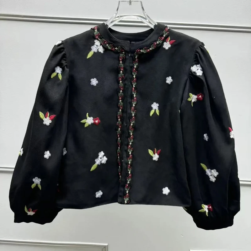 

Черная женская короткая куртка из саржи — топ с круглым вырезом и длинными рукавами с цветочной вышивкой на осень-зиму