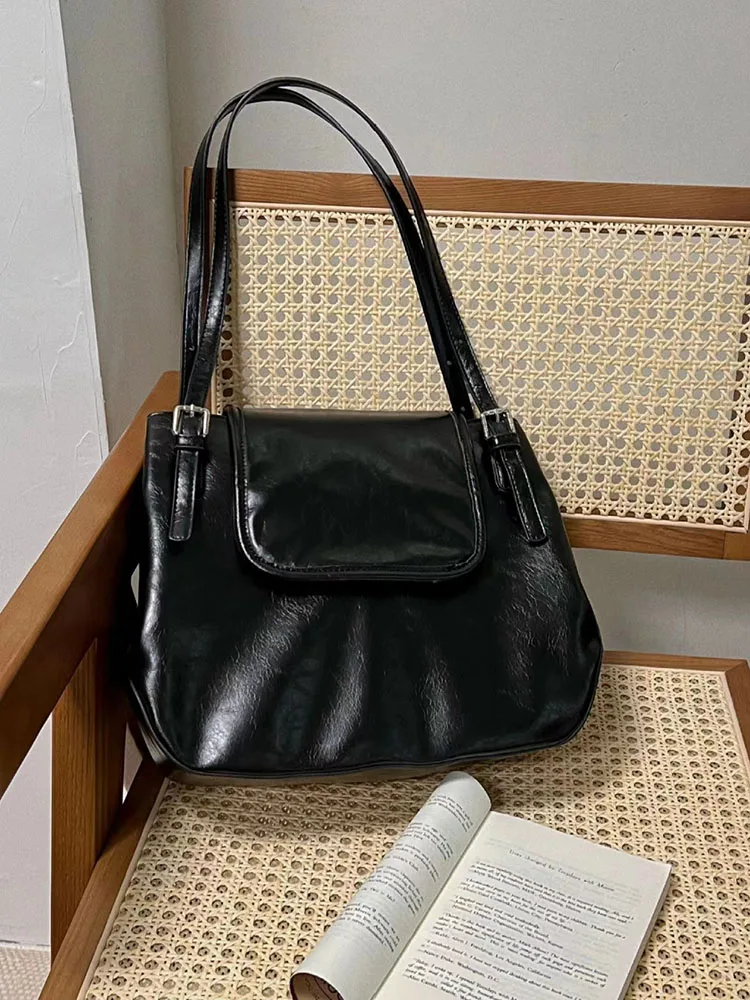 Vintage Commuter Large Capacity Oil Waxed Leather Underarm Tote Bag For Women Spring New Simple Solid Color One Shoulder Handbag