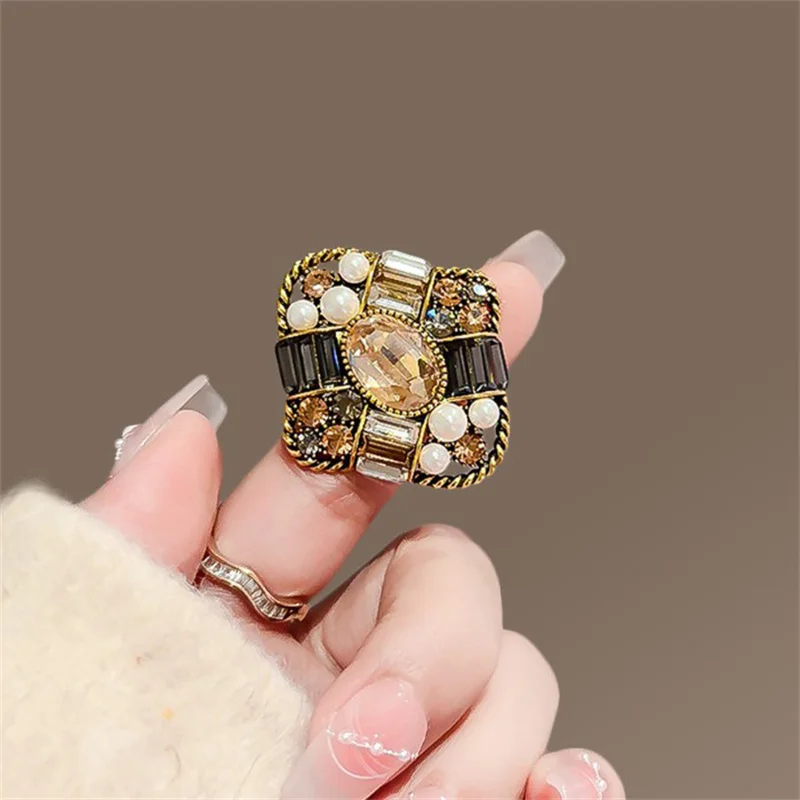Luxury Vintage Pearl Rhinestone Brooch Temperament Metel Pins For Women Girls Clothing Accessories Versatile Shiny