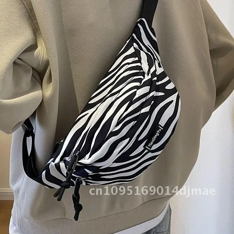 

Women's Zebra Print Chest Bag Lightweight Waist Pack Casual Sports Mobile Phone Crossbody Bag with Vintage European Style