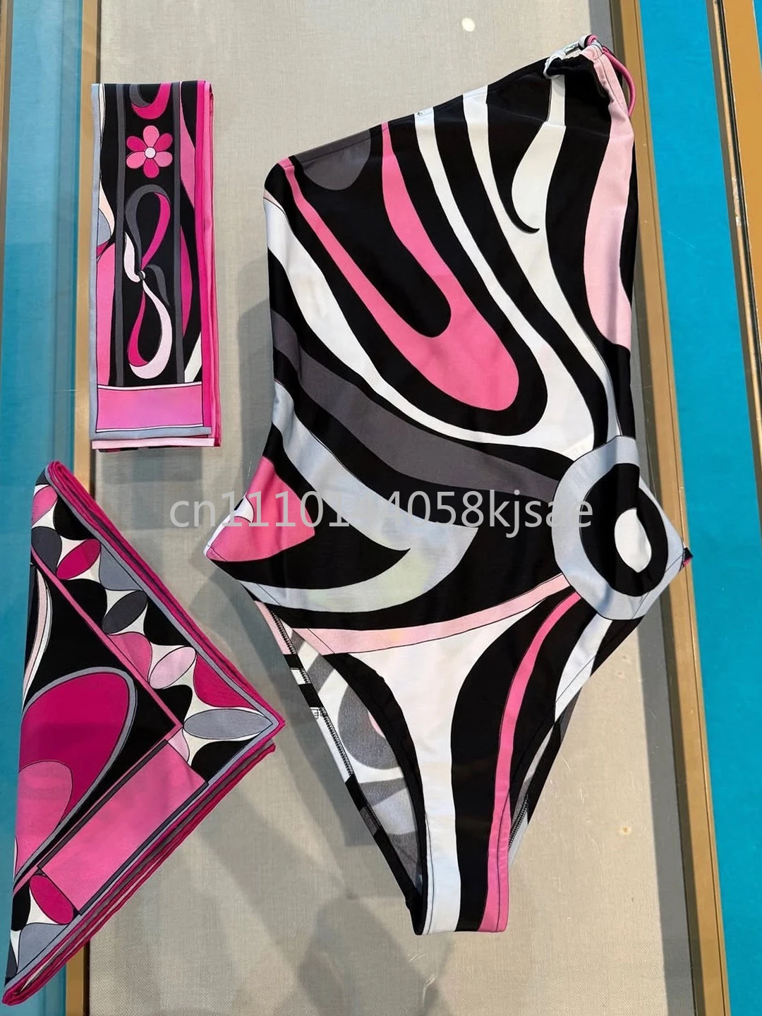 

Элегантные женские купальники-шарфы для пляжа с фирменным логотипом