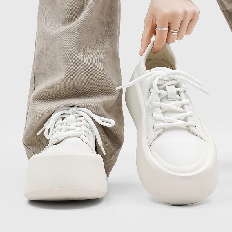 

Новые мужские повседневные туфли в минималистичном стиле: черный верх, белая подошва, увеличенная высота, классические, высококачественные, нескользящие, для скейтбординга