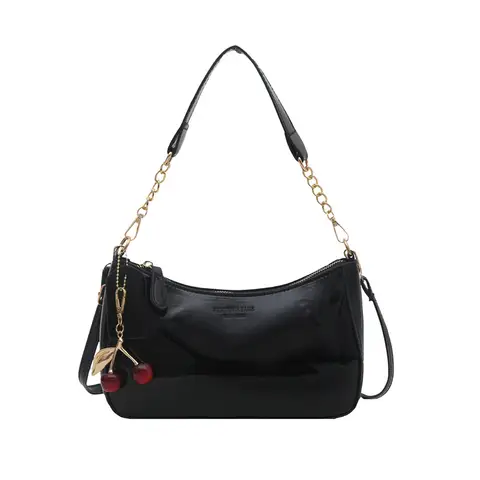 กระเป๋าสะพายไหล่ทรงครึ่งวงกลมสไตล์เรโทร หนัง PU สีดำ ดีไซน์คลาสสิกพร้อมจี้เชอร์รี่ สำหรับผู้หญิง กระเป๋าถือใต้วงแขน ของขวัญสำหรับสาวๆ ในเทศกาลต่างๆ