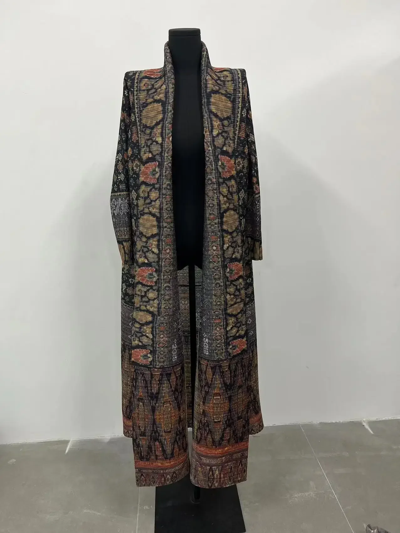 Miyake Trench a maniche lunghe con colletto pieghevole con stampa pieghettata per donna 2024 Nuovo abito cardigan di moda originale invernale di