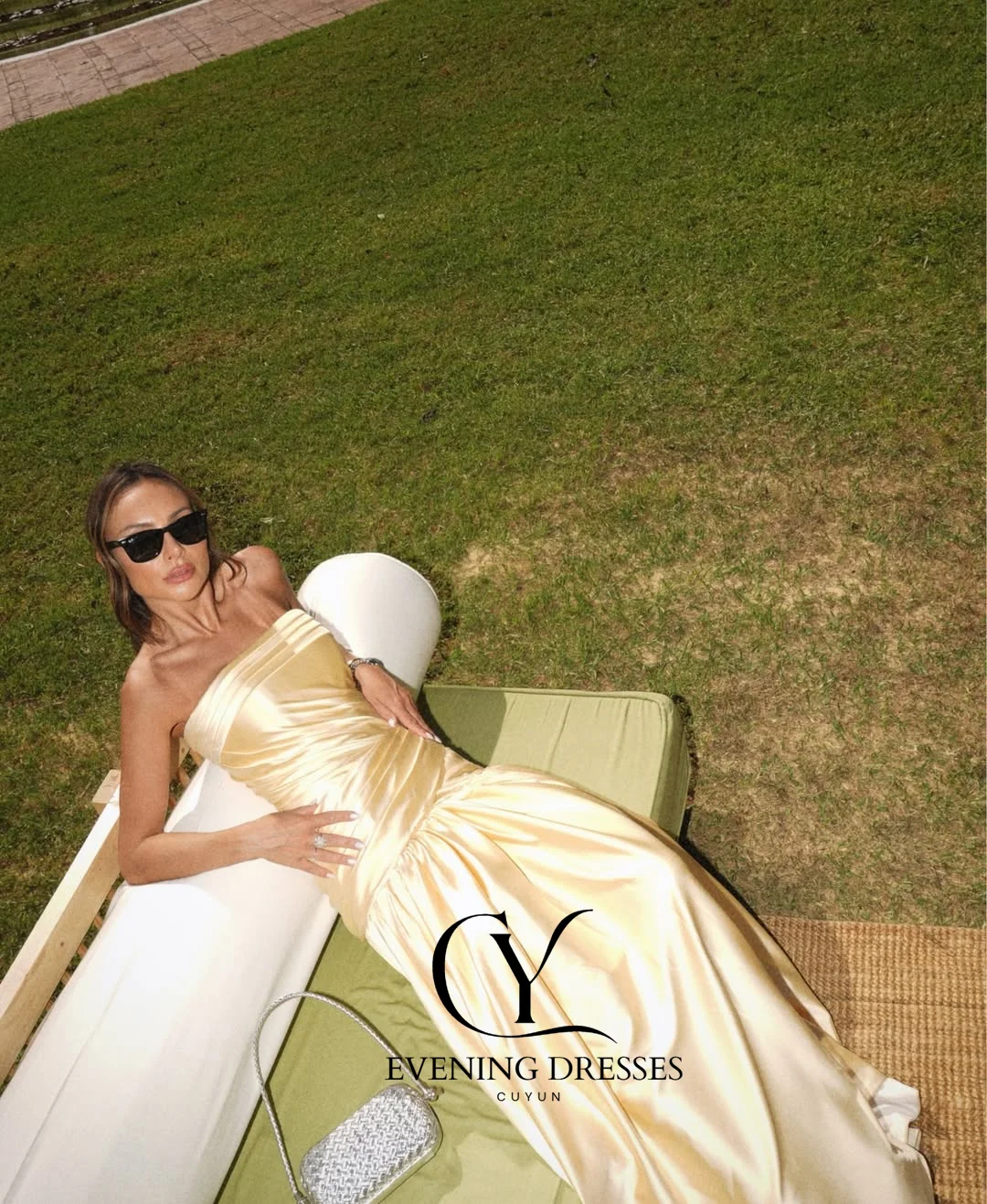 CUYUN ゴールデンサテン女性フォーマルイブニングドレスストラップレスプリーツロングウエディングパーティードレスカスタマイズされたゲストウェディングパーティードレス